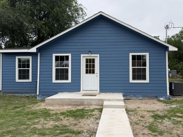 108 W KNIPPA ST, Uvalde, TX 78801