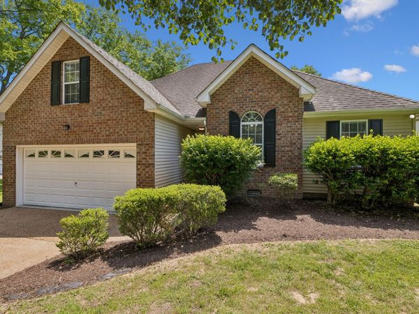 2709 Douglas Ln, Thompsons Station, TN 37179