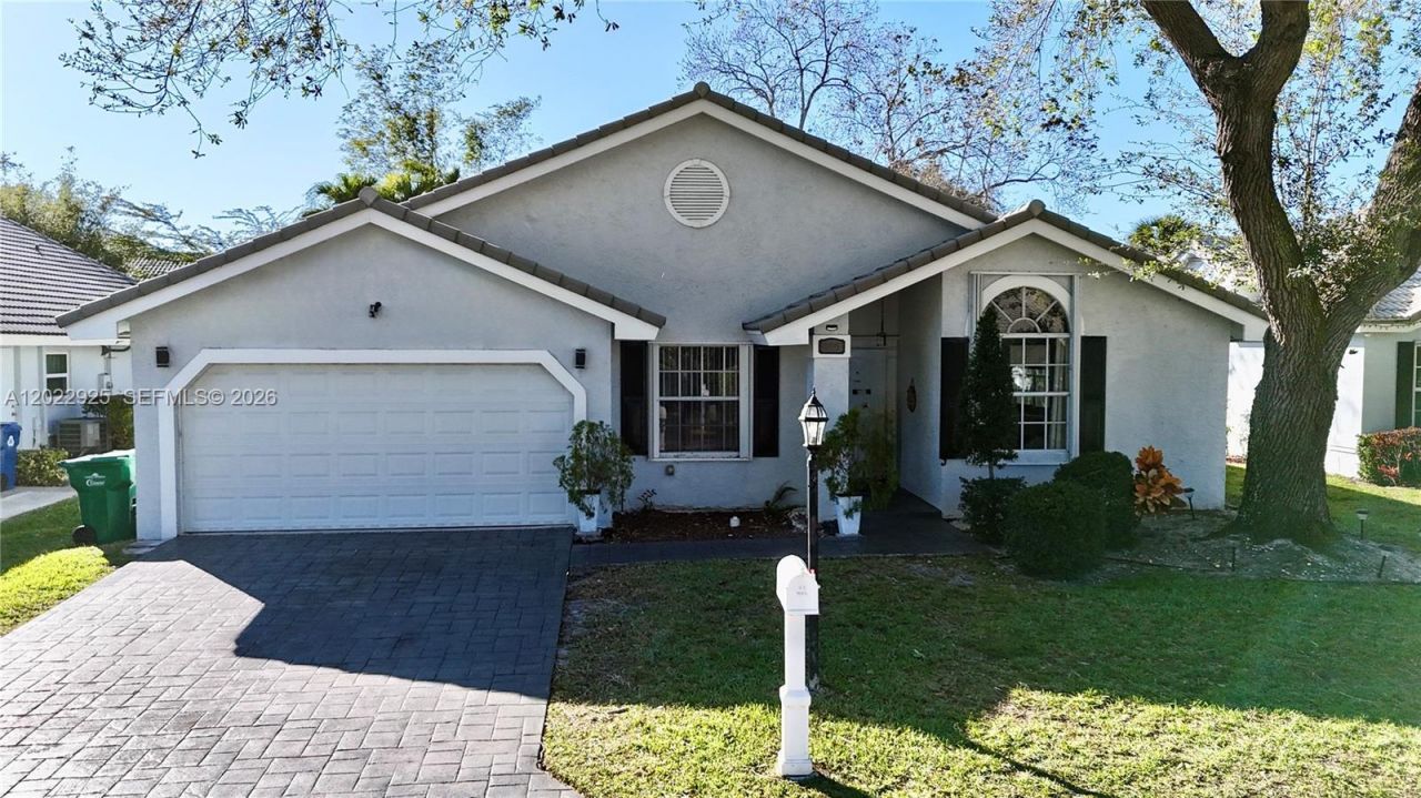 5470 Pine Cir , Coral Springs, FL 33067 Photo
