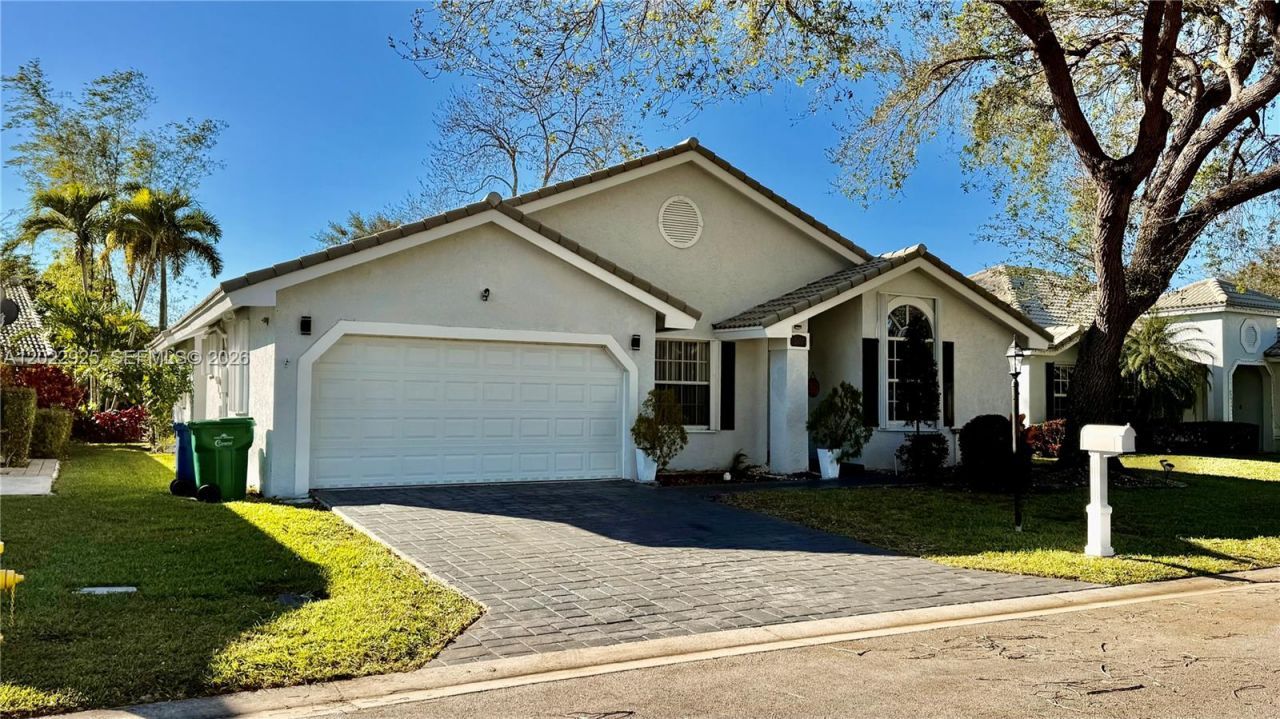 5470 Pine Cir , Coral Springs, FL 33067 Photo