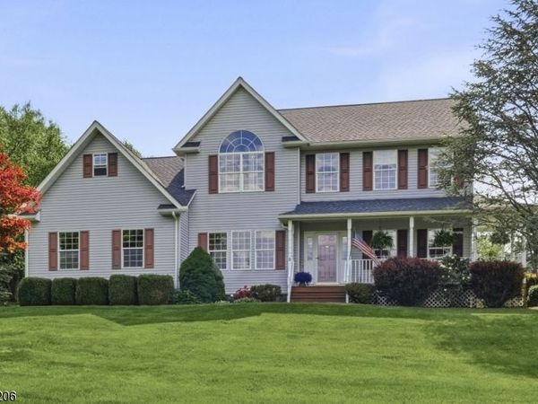 8 Links Ct, Sparta, NJ 07871