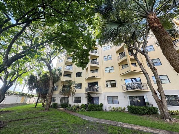 8290 Lake Dr , Unit 130, Doral, FL 33166