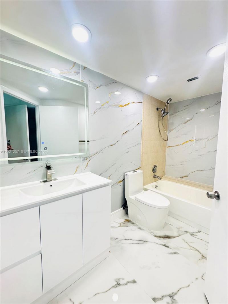 8290 Lake Dr , Unit 130, Doral, FL 33166 Photo