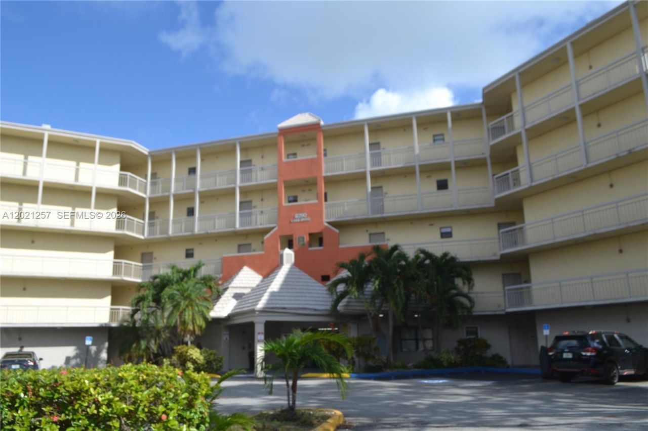 8290 Lake Dr , Unit 130, Doral, FL 33166 Photo