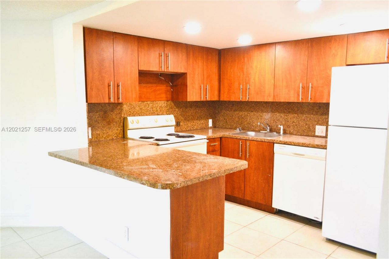 8290 Lake Dr , Unit 130, Doral, FL 33166 Photo