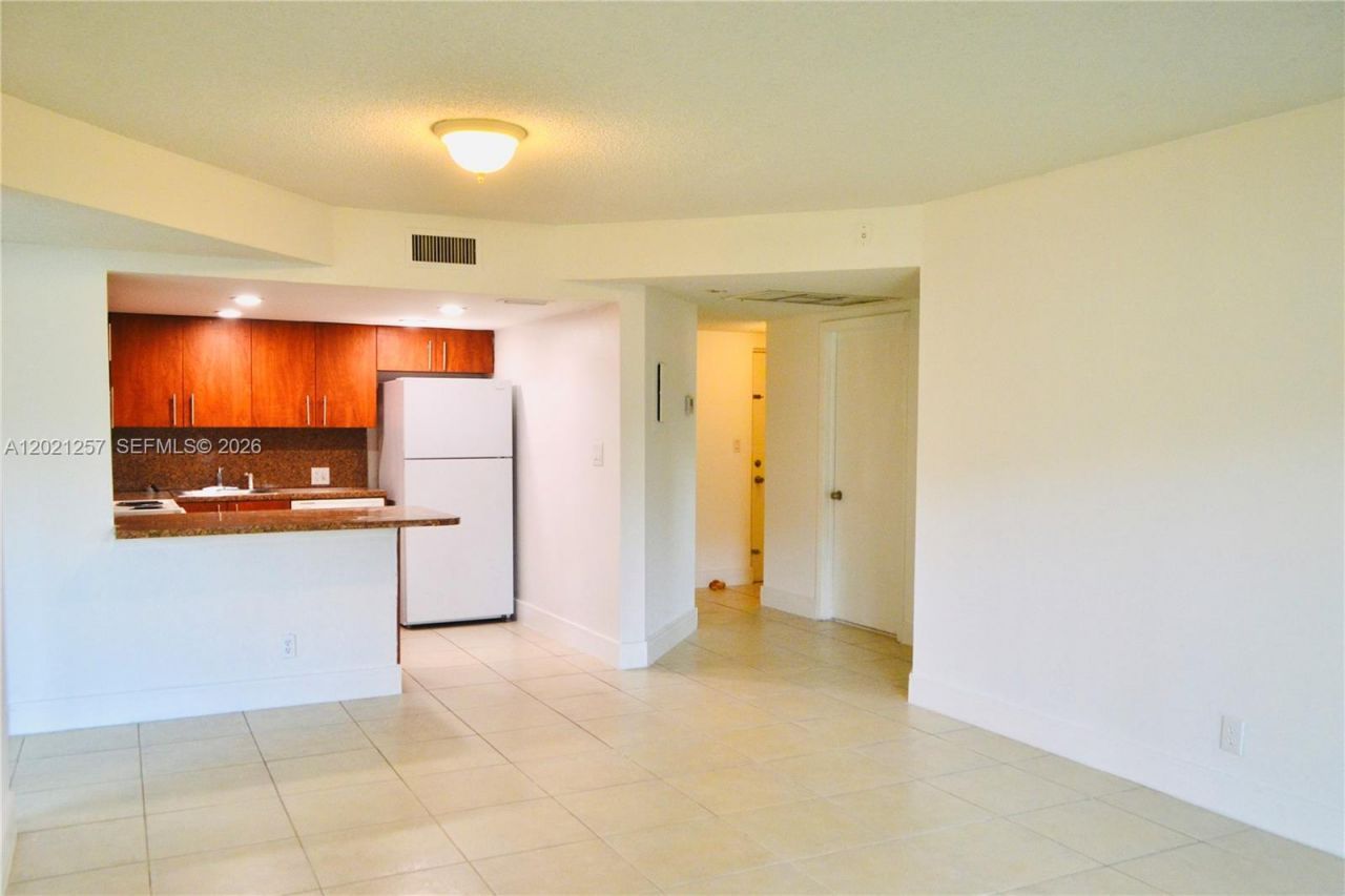 8290 Lake Dr , Unit 130, Doral, FL 33166 Photo