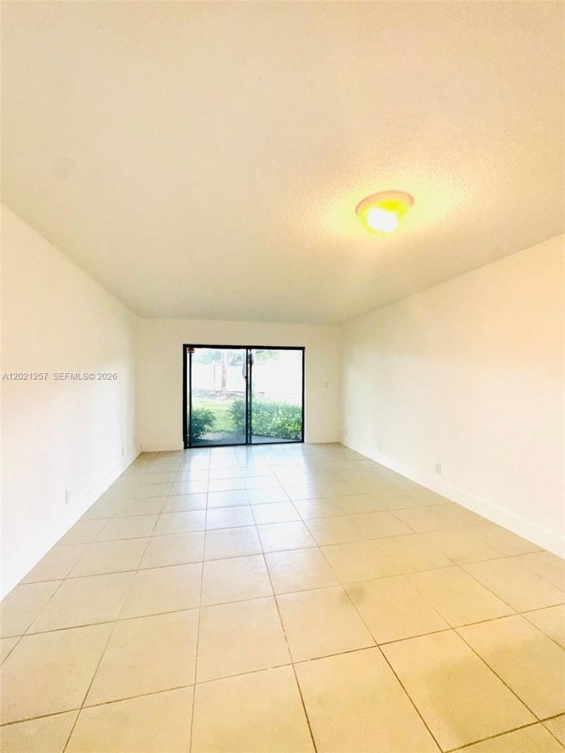 8290 Lake Dr , Unit 130, Doral, FL 33166 Photo