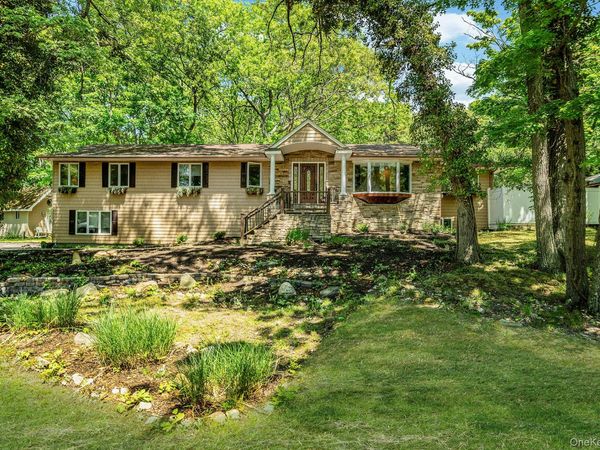 5 Valerie Court, Yaphank, NY 11980