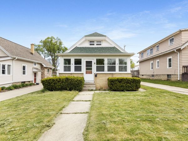 547 S Oak Park Ct, Milwaukee, WI 53214