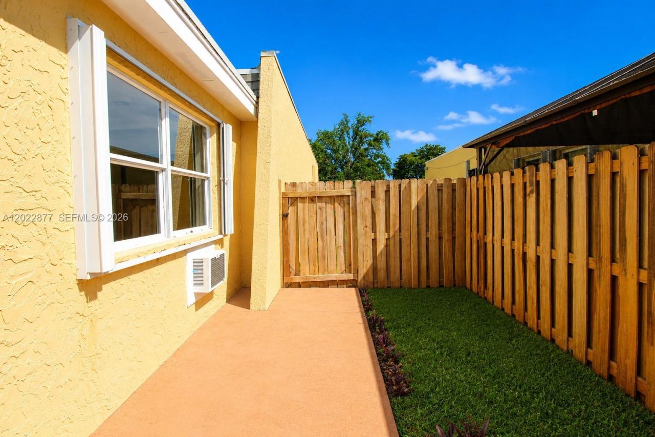 7332 Bay Hill Dr , Hialeah, FL 33015 Photo