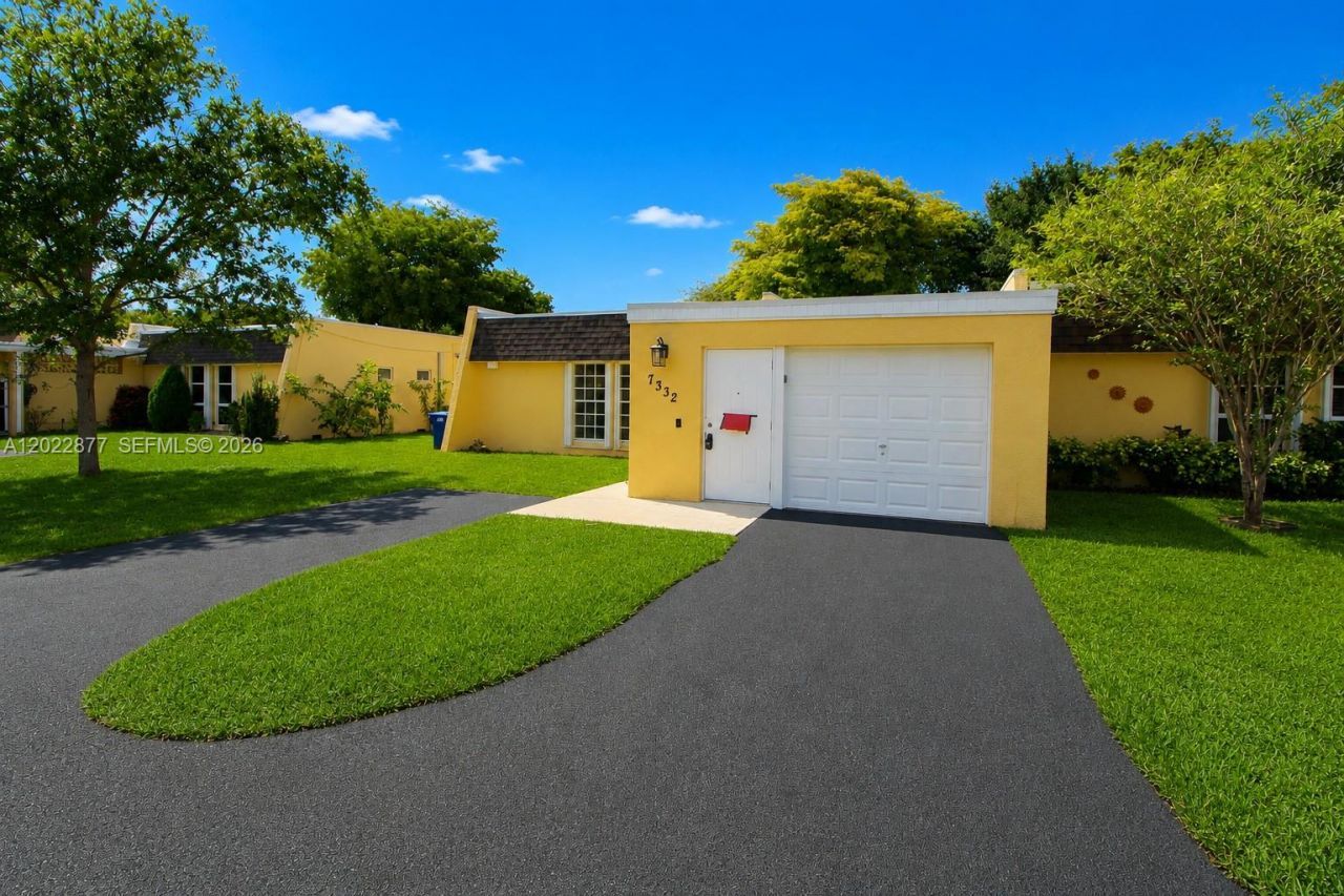 7332 Bay Hill Dr , Hialeah, FL 33015 Photo