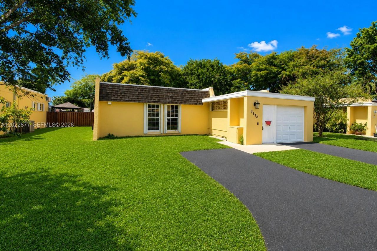 7332 Bay Hill Dr , Hialeah, FL 33015 Photo