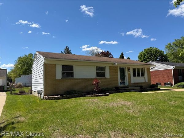 429 Cambridge Avenue, South Lyon, MI 48178