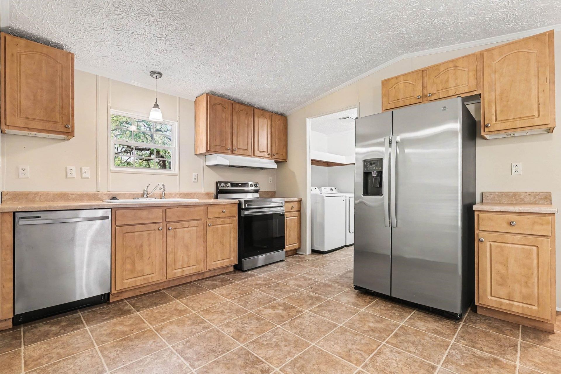545 Eden Ave.  Photo 13