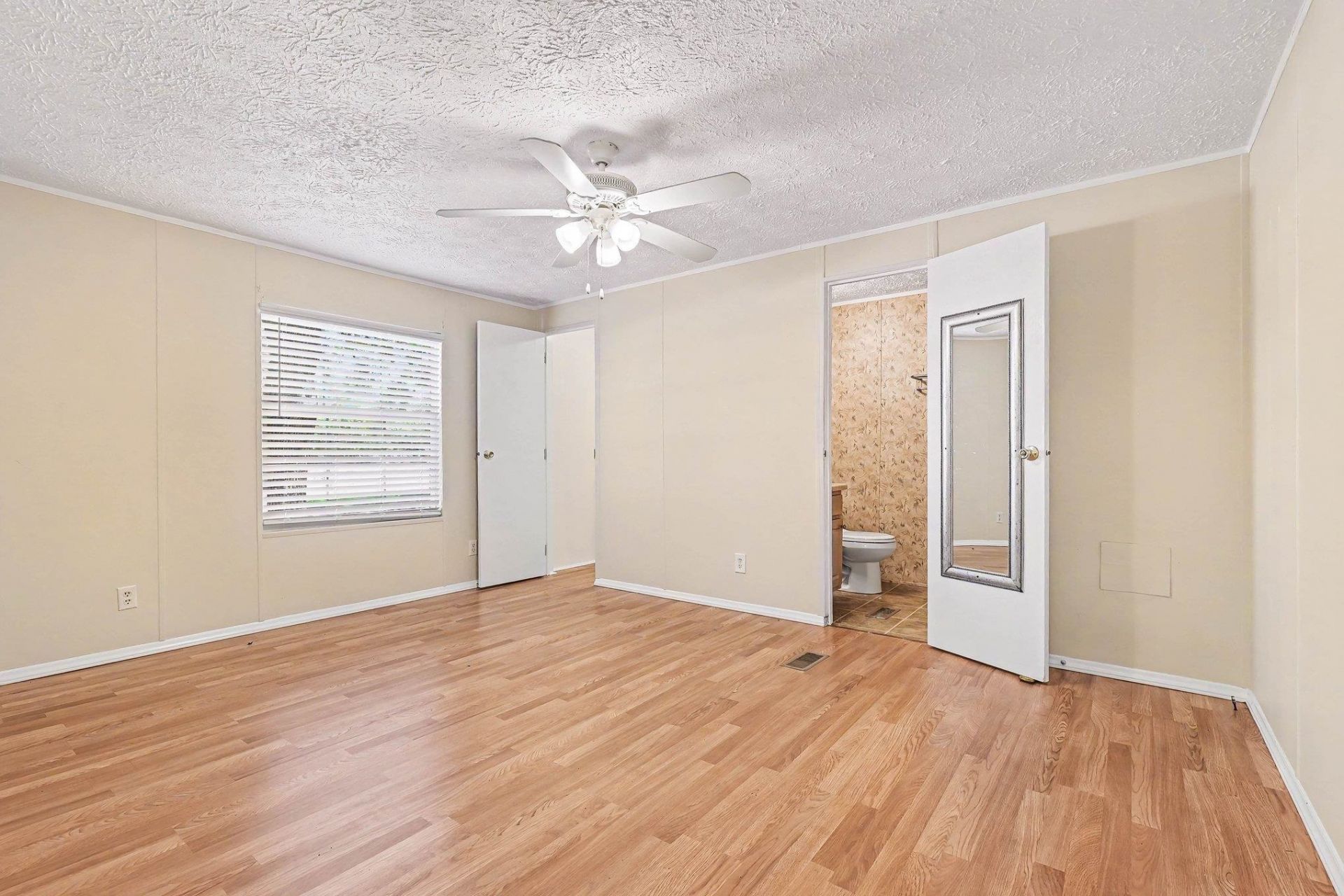 545 Eden Ave.  Photo 14
