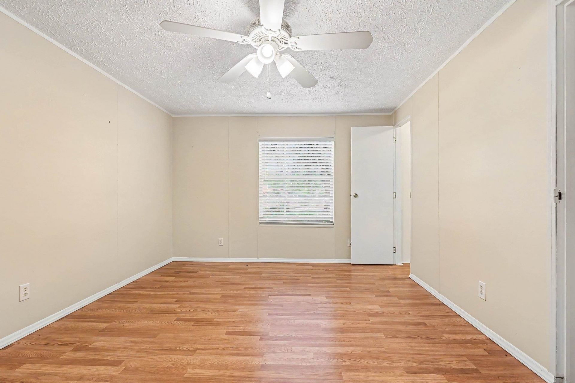 545 Eden Ave.  Photo 15