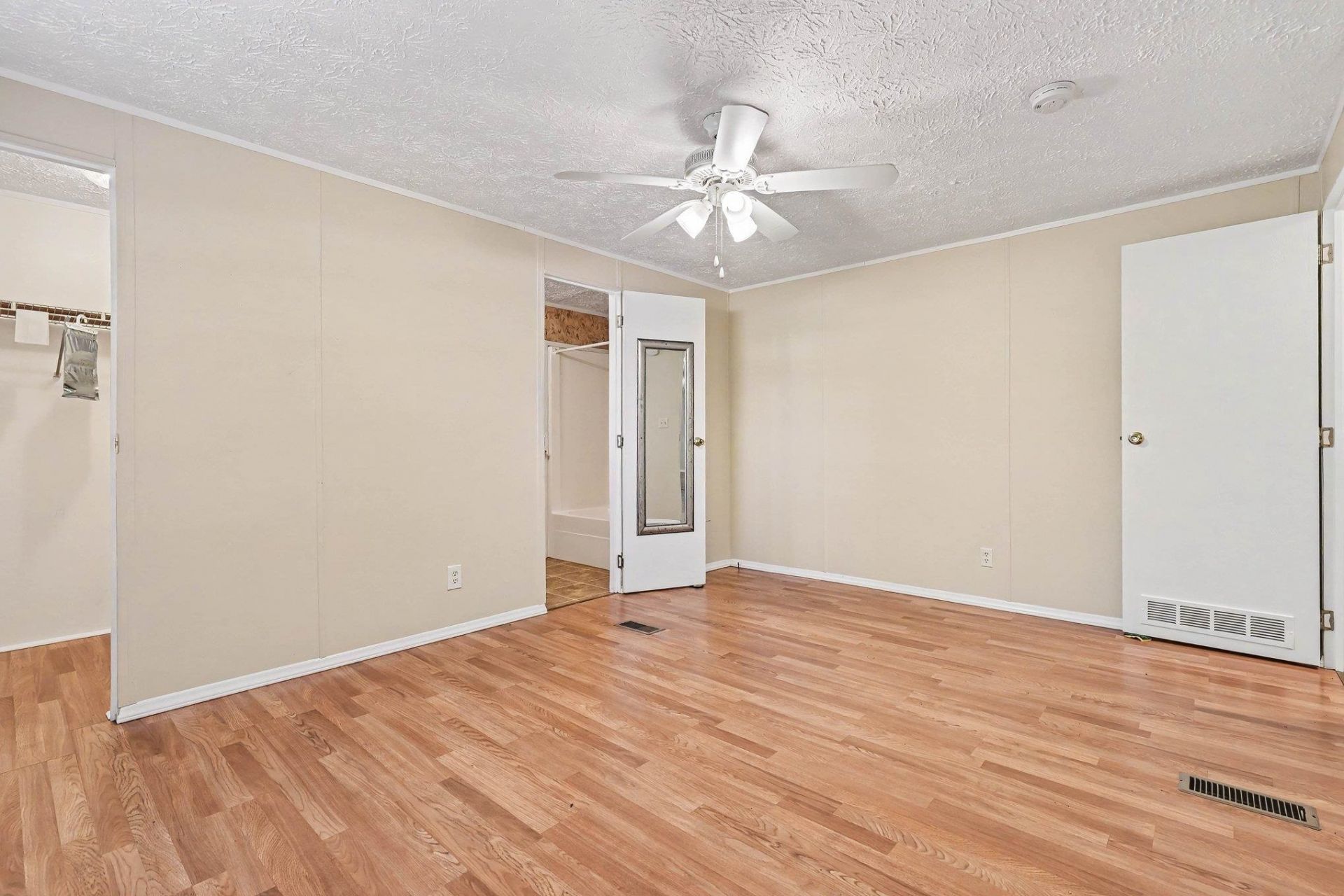 545 Eden Ave.  Photo 16