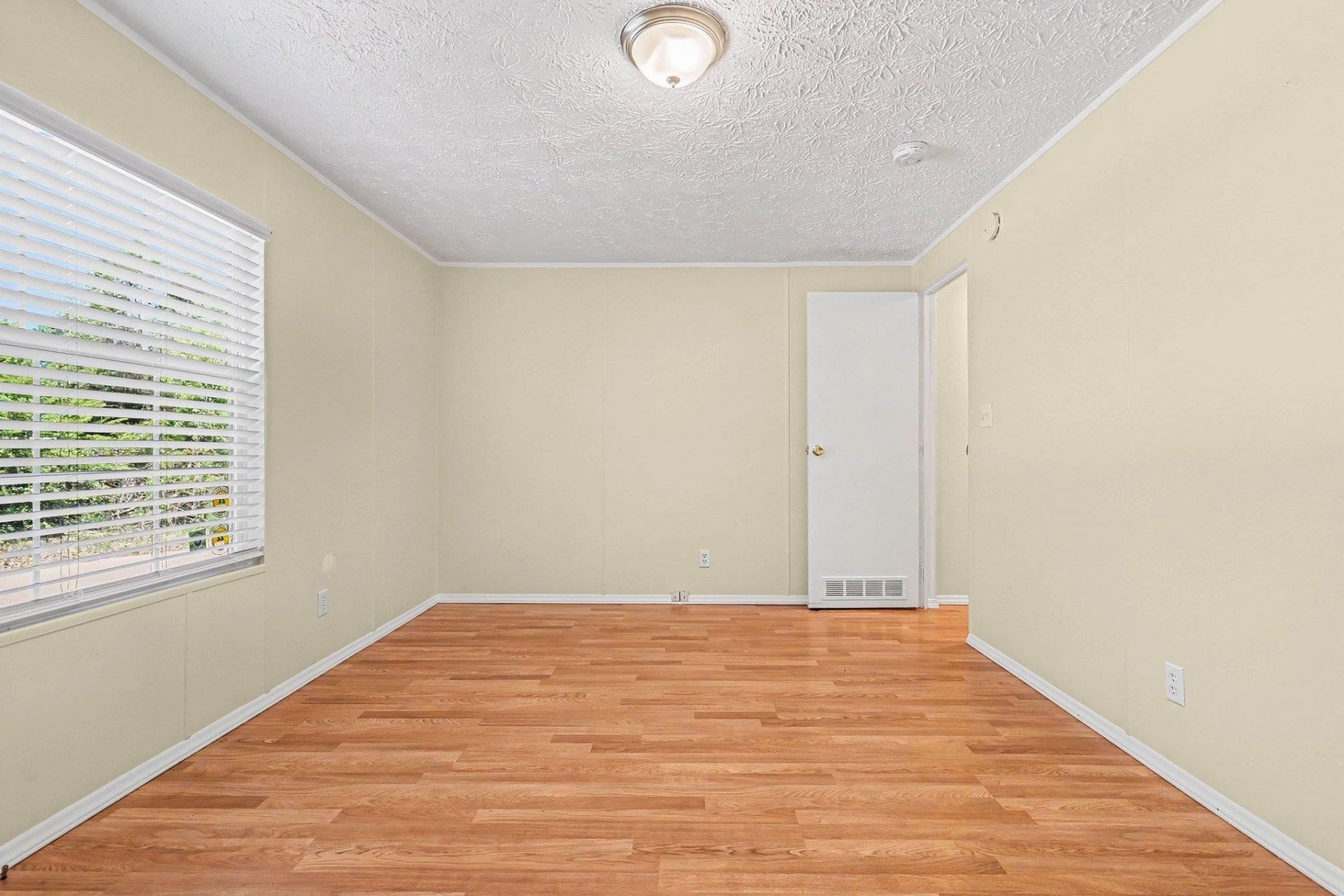 545 Eden Ave.  Photo 17