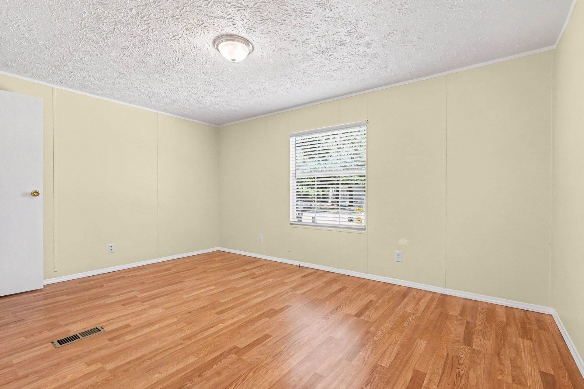 545 Eden Ave.  Photo 18