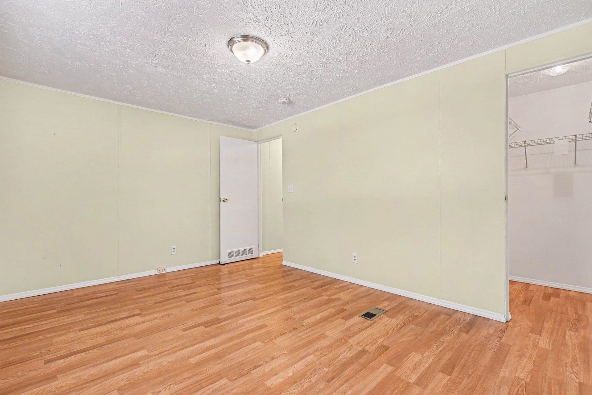 545 Eden Ave.  Photo 19