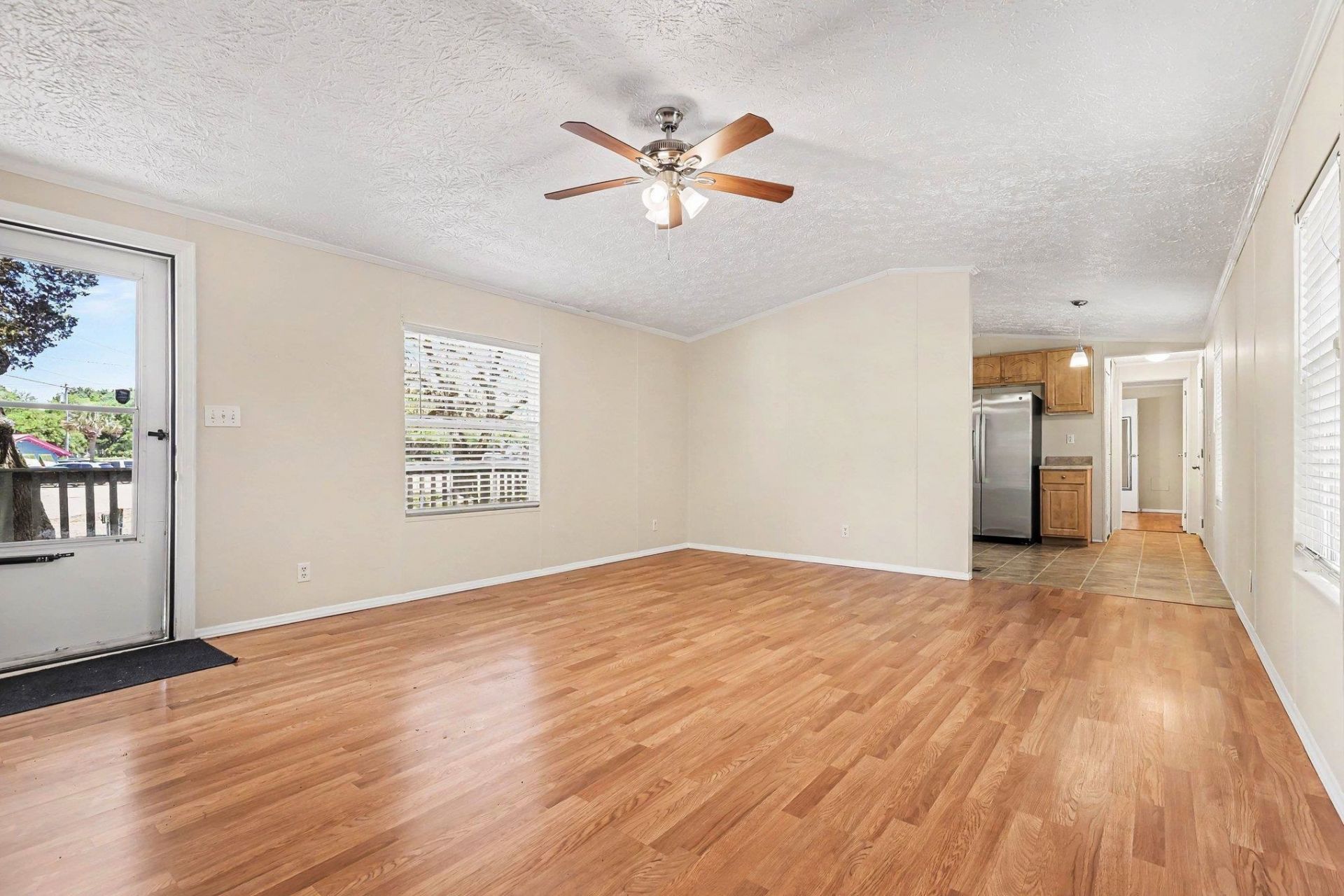 545 Eden Ave.  Photo 6
