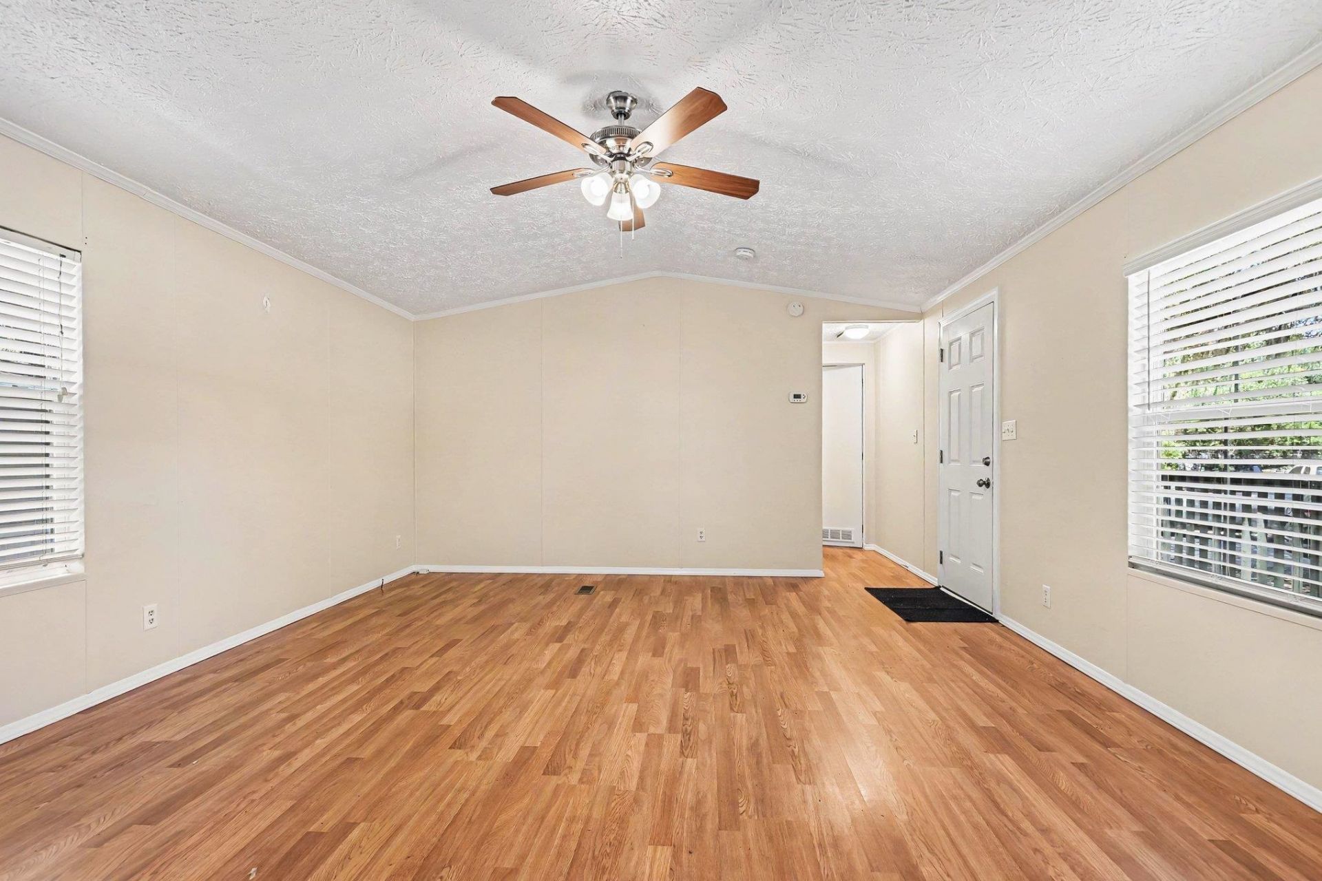 545 Eden Ave.  Photo 8