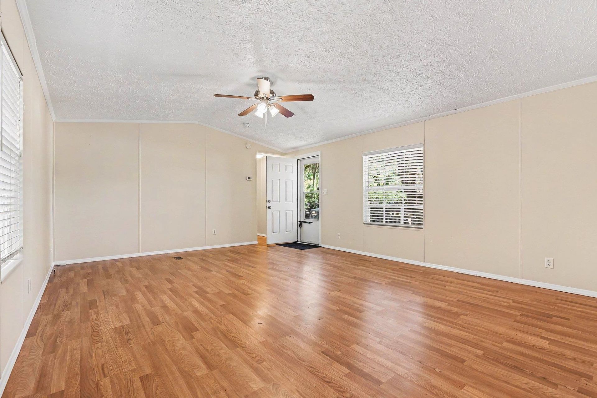 545 Eden Ave.  Photo 9