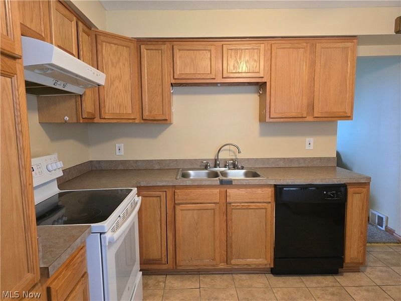 16200 Edgewood Court, Maple Heights, OH 44137 Photo 4