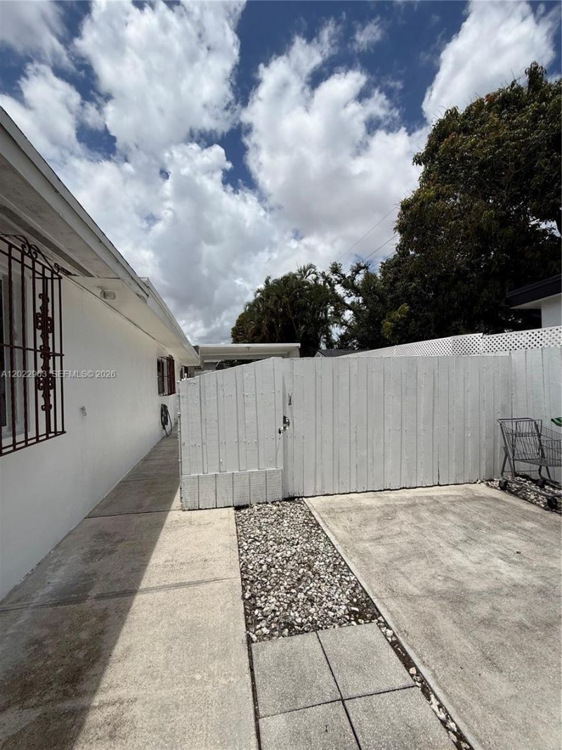 1046 NW 33rd Ave , Unit Back, Miami, FL 33125 Photo