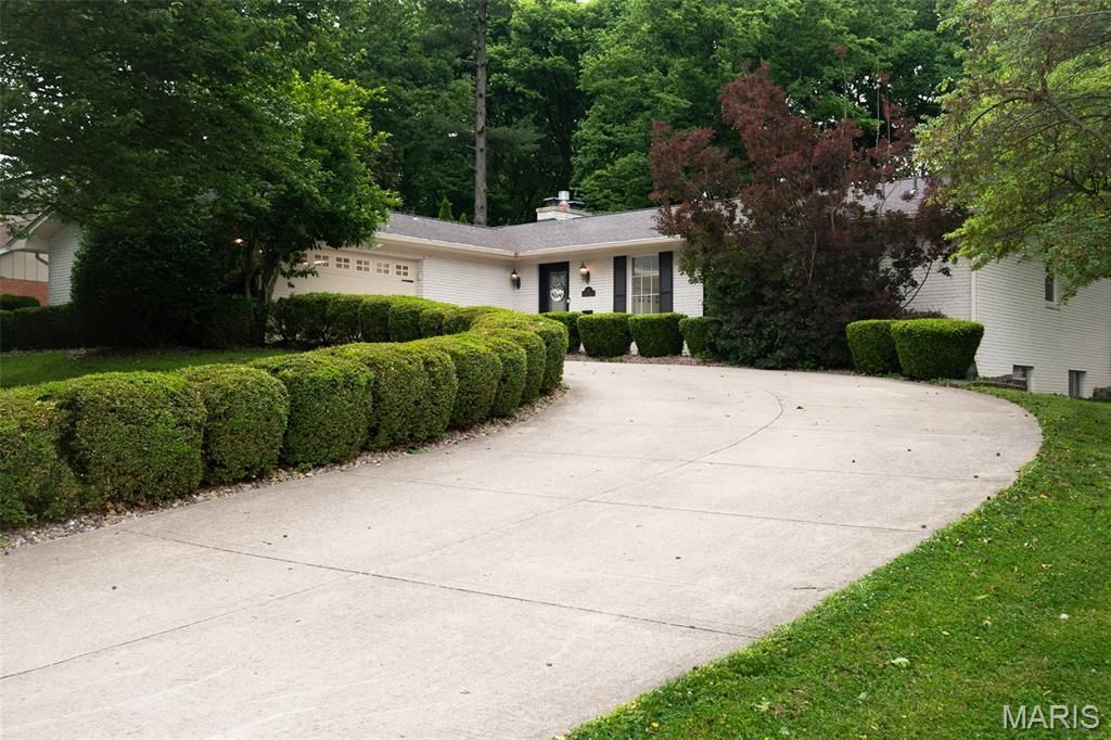 43 Clover Drive, Belleville, IL 62221 Main Photo