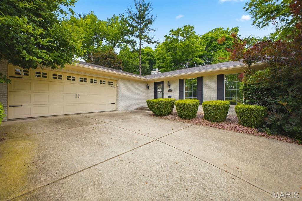 43 Clover Drive, Belleville, IL 62221 Main Photo