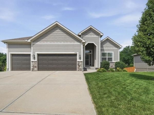 16748 S Skyview Lane, Olathe, KS 66062