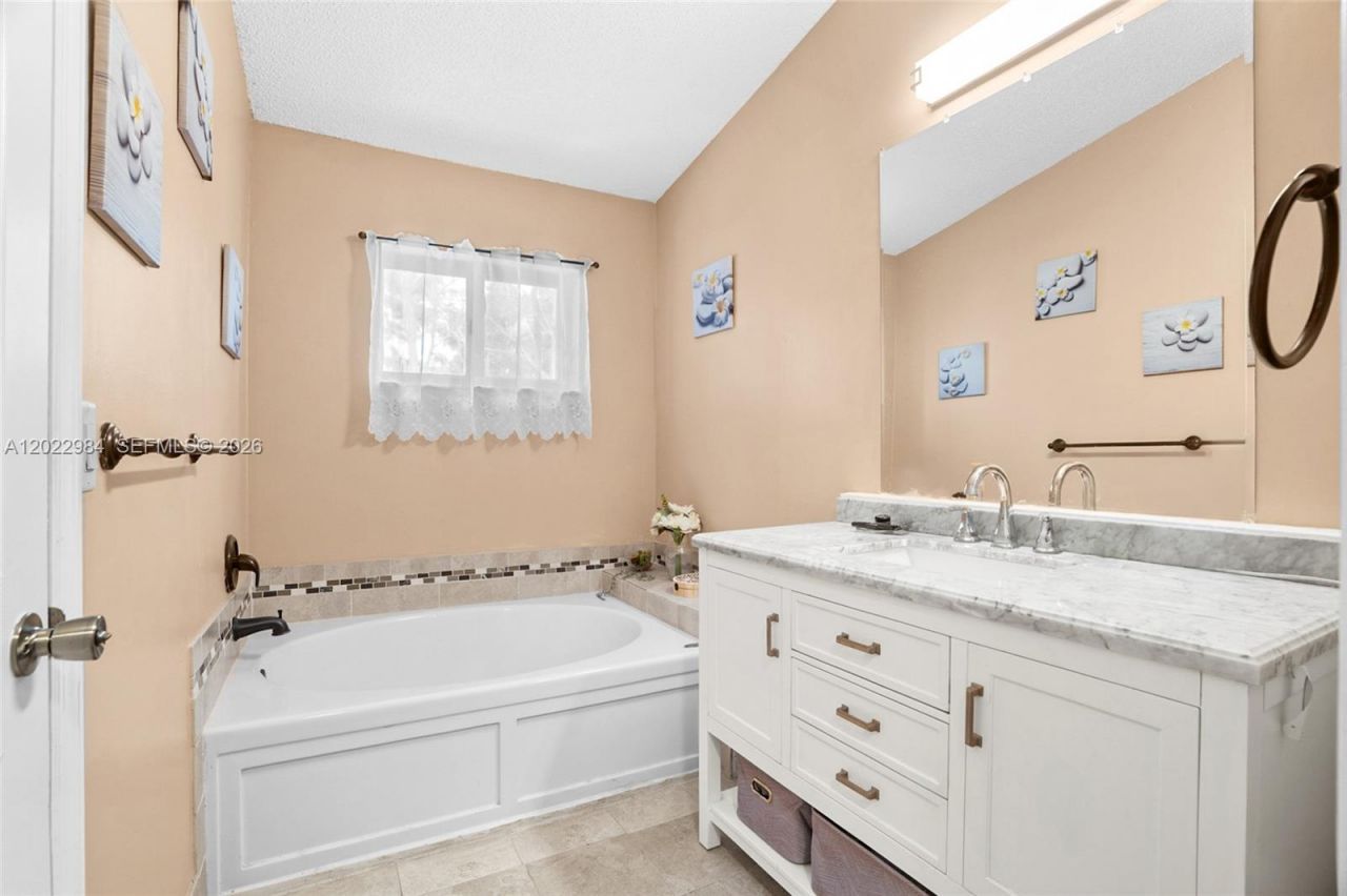 881 NW 208th Dr , Pembroke Pines, FL 33029 Photo