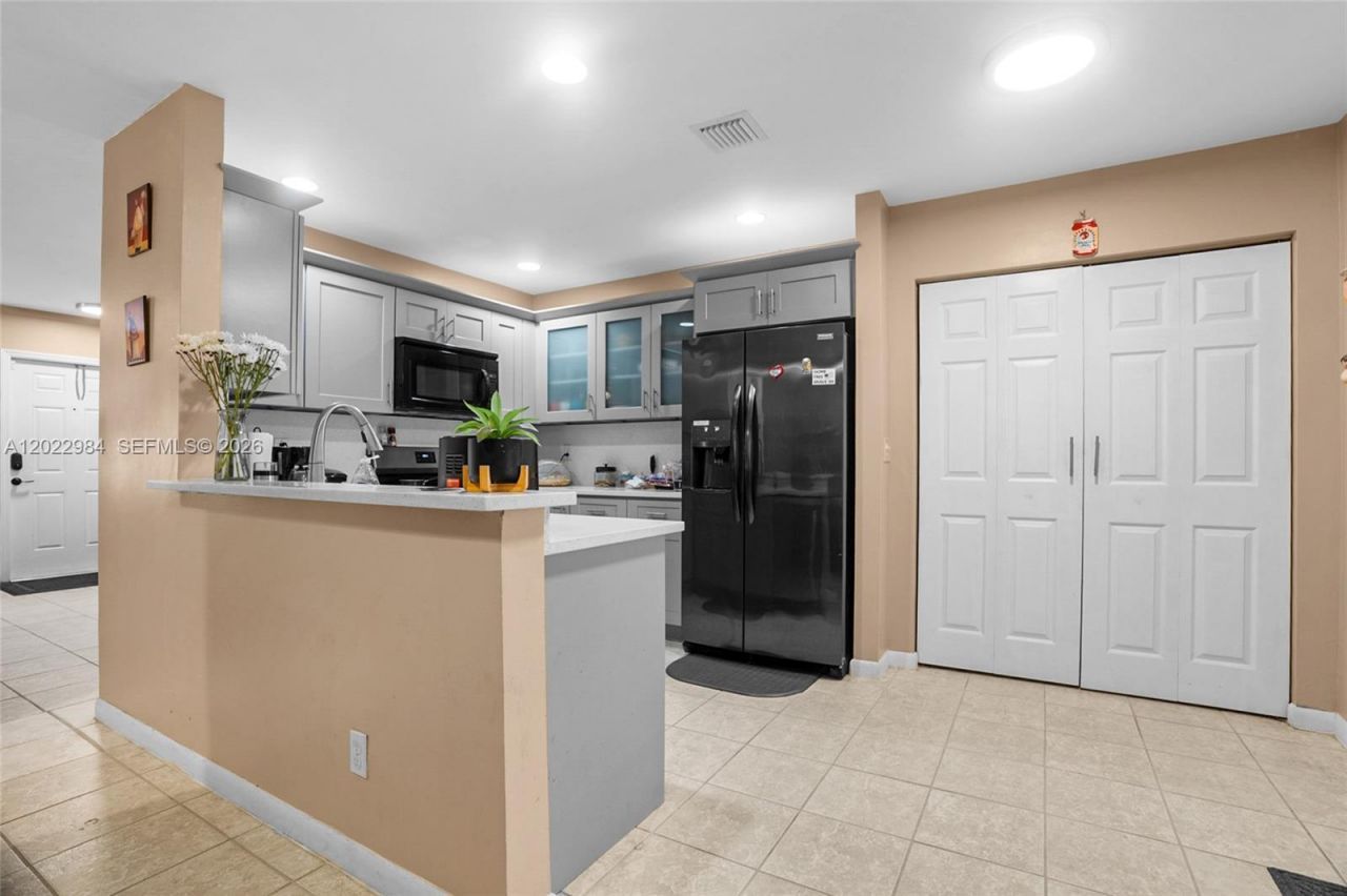 881 NW 208th Dr , Pembroke Pines, FL 33029 Photo