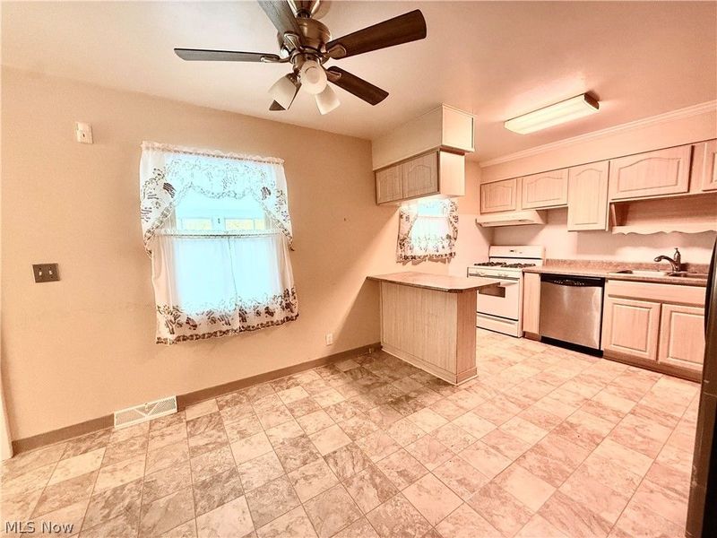 831 Kimberly Circle, Oberlin, OH 44074 Photo 4