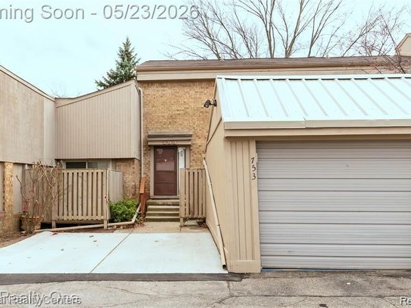 753 Oak Brook Ridge Drive, Rochester Hills, MI 48307