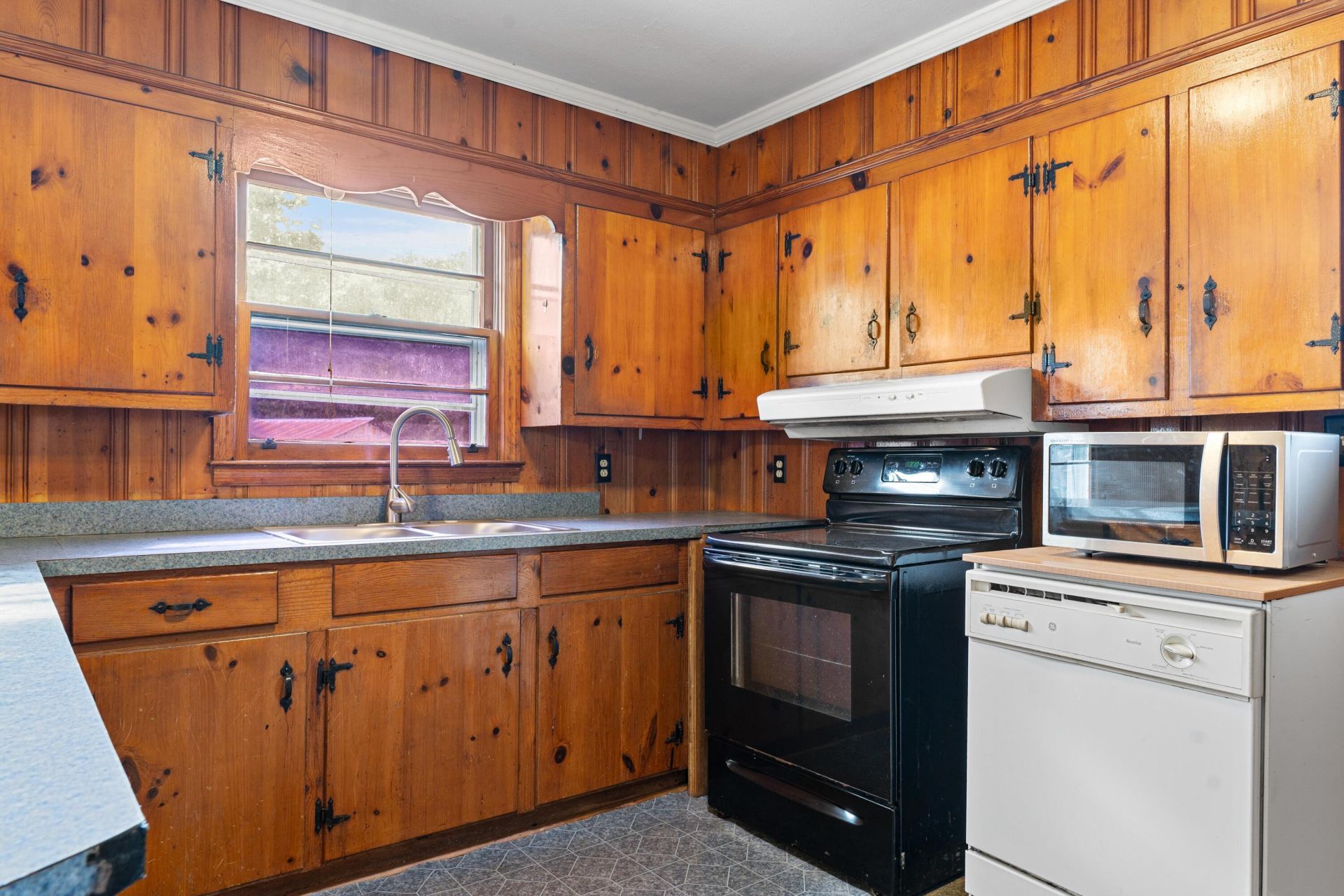 610 Ott Street Photo 8