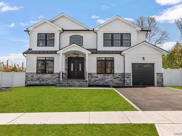 10 Lee Place , Old Bethpage, NY 11804