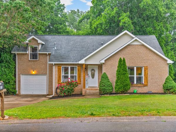 800 Leigh Ann Dr, Clarksville, TN 37042