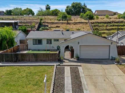 1699 W J St, Oakdale, CA 95361 Photo