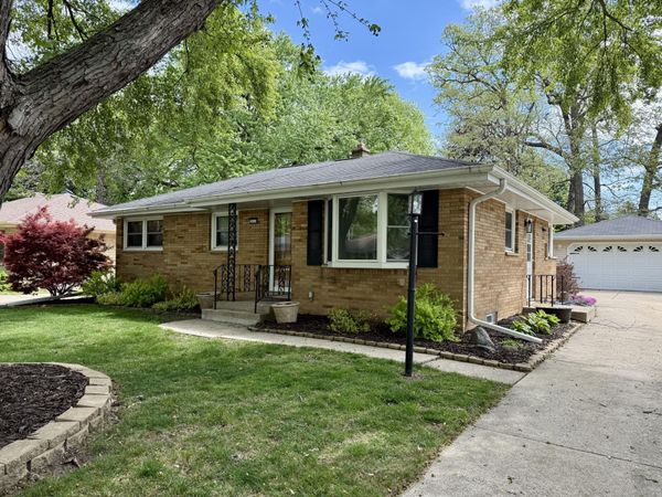 2970 S 104th St, West Allis, WI 53227