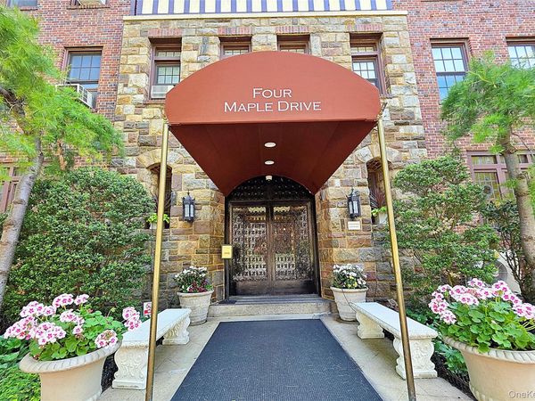 4 Maple Drive , Unit 1D, Great Neck, NY 11021