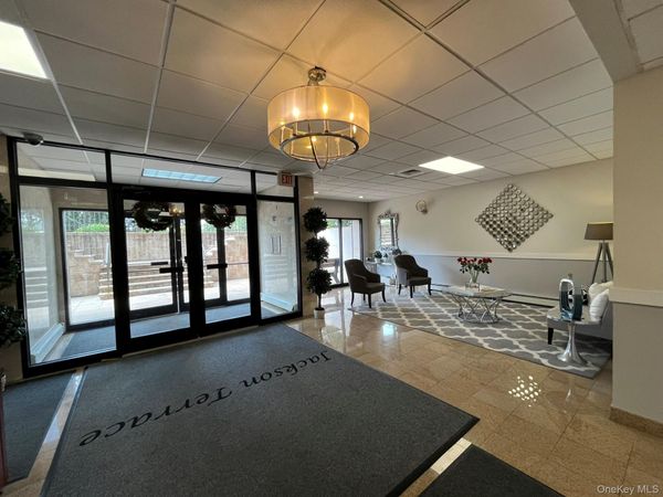 101 Jackson Avenue , Unit 2G, Mineola, NY 11501