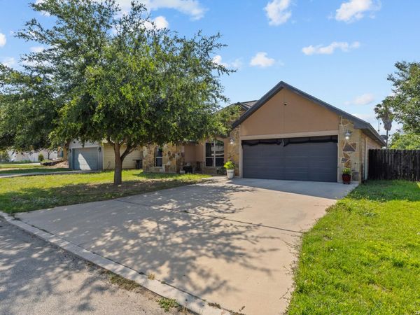 1812 Wandering Trail, Pleasanton, TX 78064