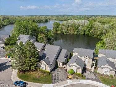 727 Mill Pointe Drive, Milford Vlg, MI 48381