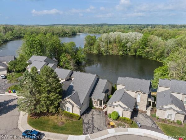 727 Mill Pointe Drive, Milford Vlg, MI 48381