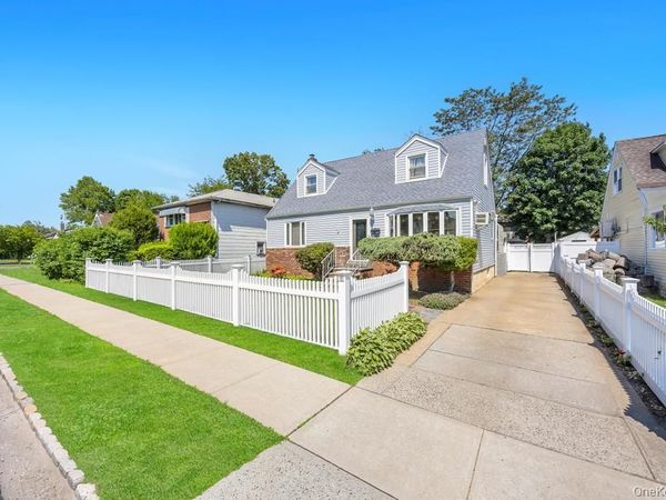 190 Sylvester Street , Westbury, NY 11590