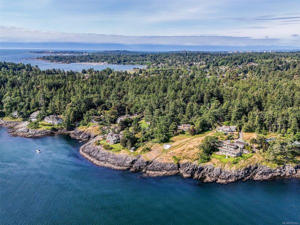 2550 Queenswood Dr , Saanich, BC V8N 1X5