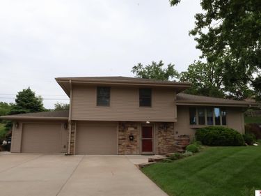9112 Charles Street, Omaha, NE 68114
