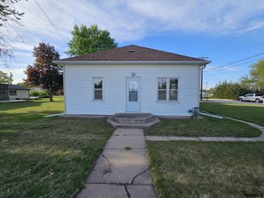 321 E Johnson Street , Clay Center, NE 68933